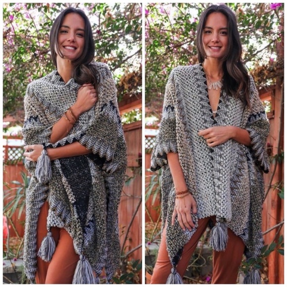 Boutique Tops - (NEW) Knit Boho Style Khaki & Gray Patterned Ruana